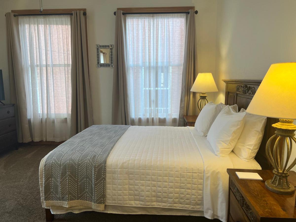 ביסבי Canyon Rose Suites מראה חיצוני תמונה