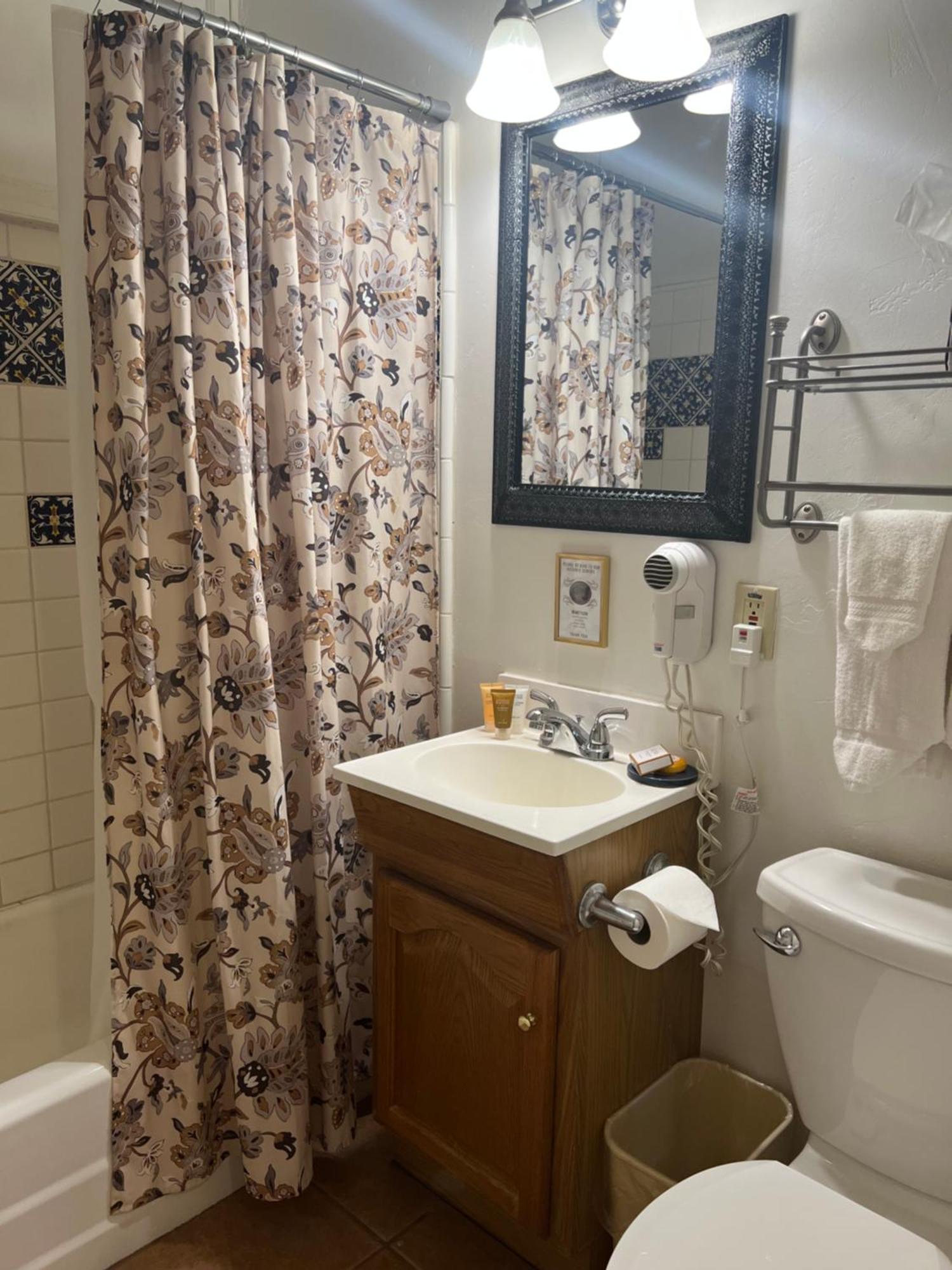 ביסבי Canyon Rose Suites מראה חיצוני תמונה
