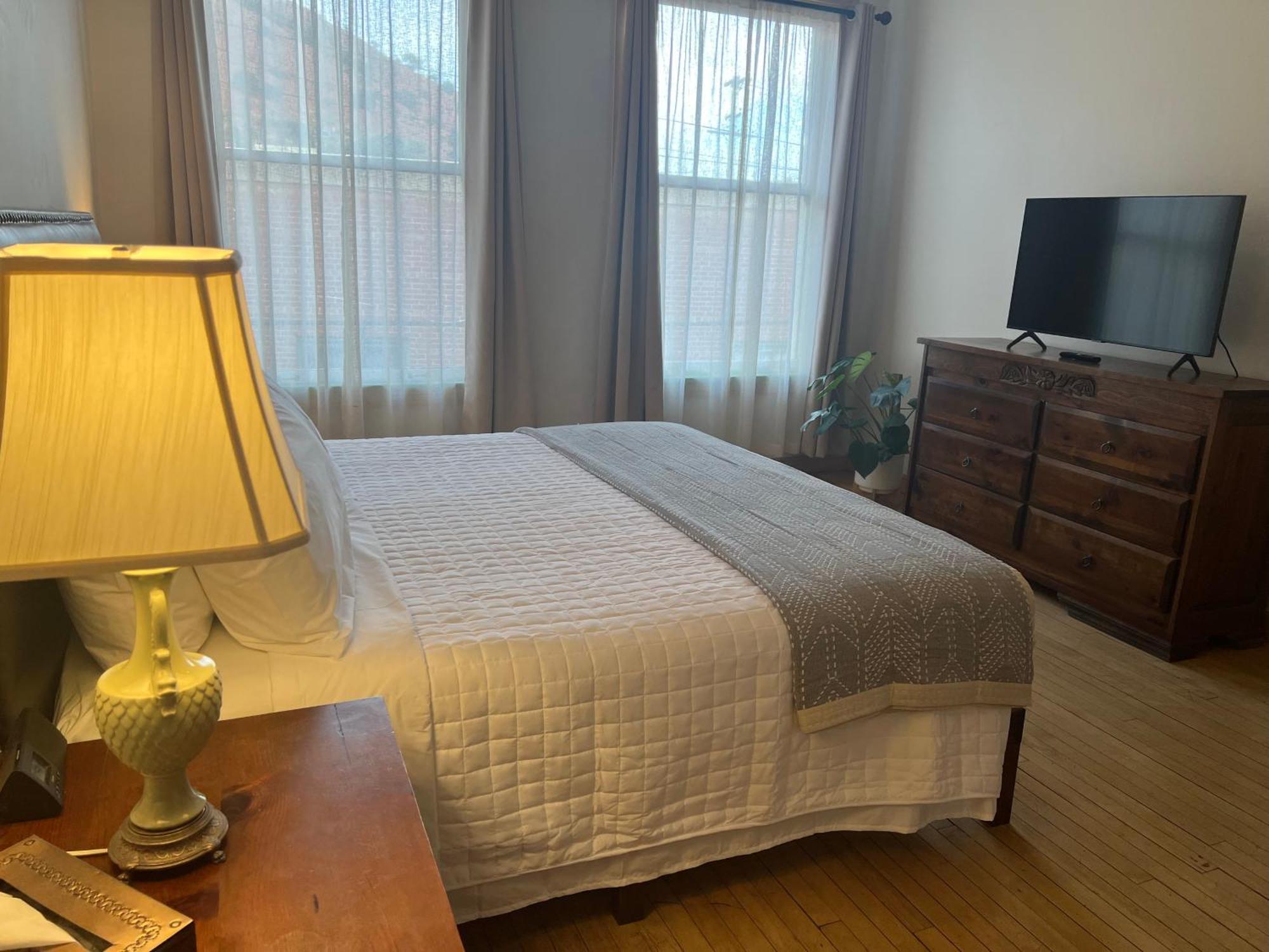 ביסבי Canyon Rose Suites מראה חיצוני תמונה