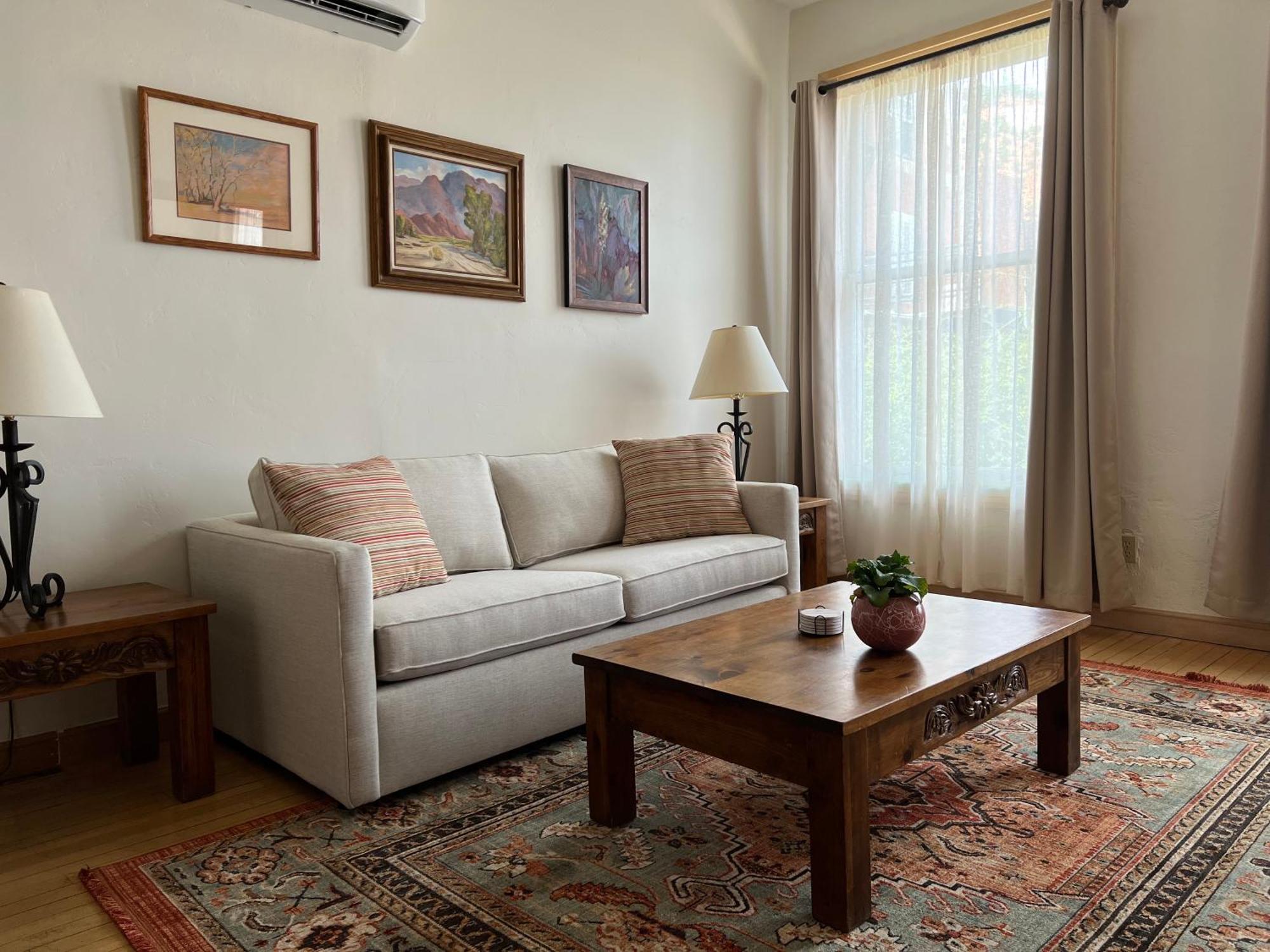 ביסבי Canyon Rose Suites מראה חיצוני תמונה