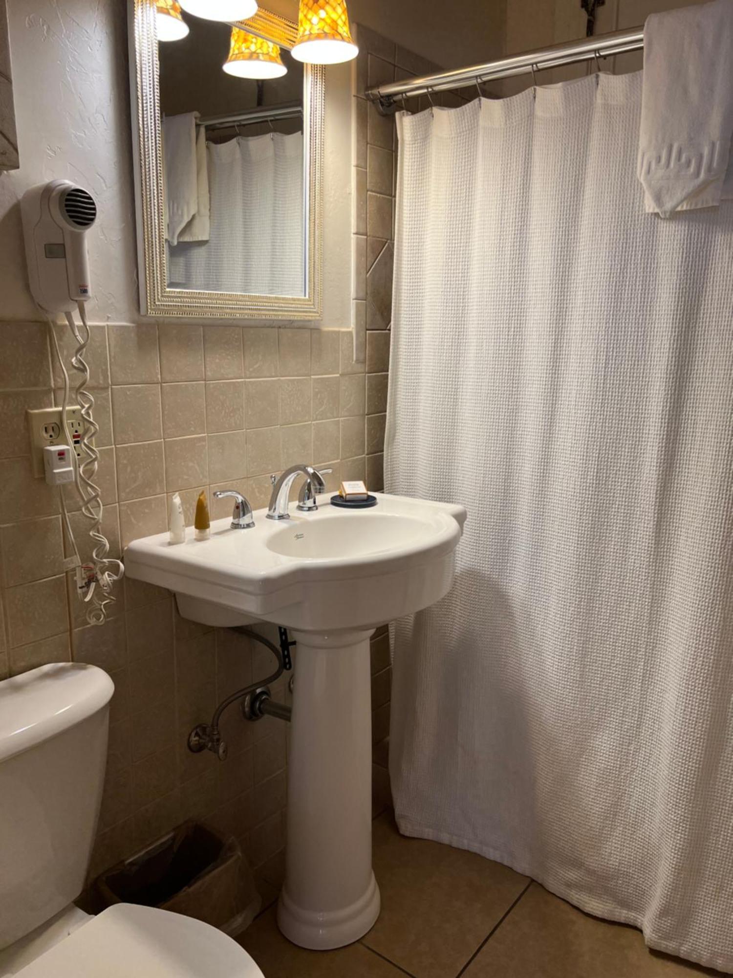 ביסבי Canyon Rose Suites מראה חיצוני תמונה
