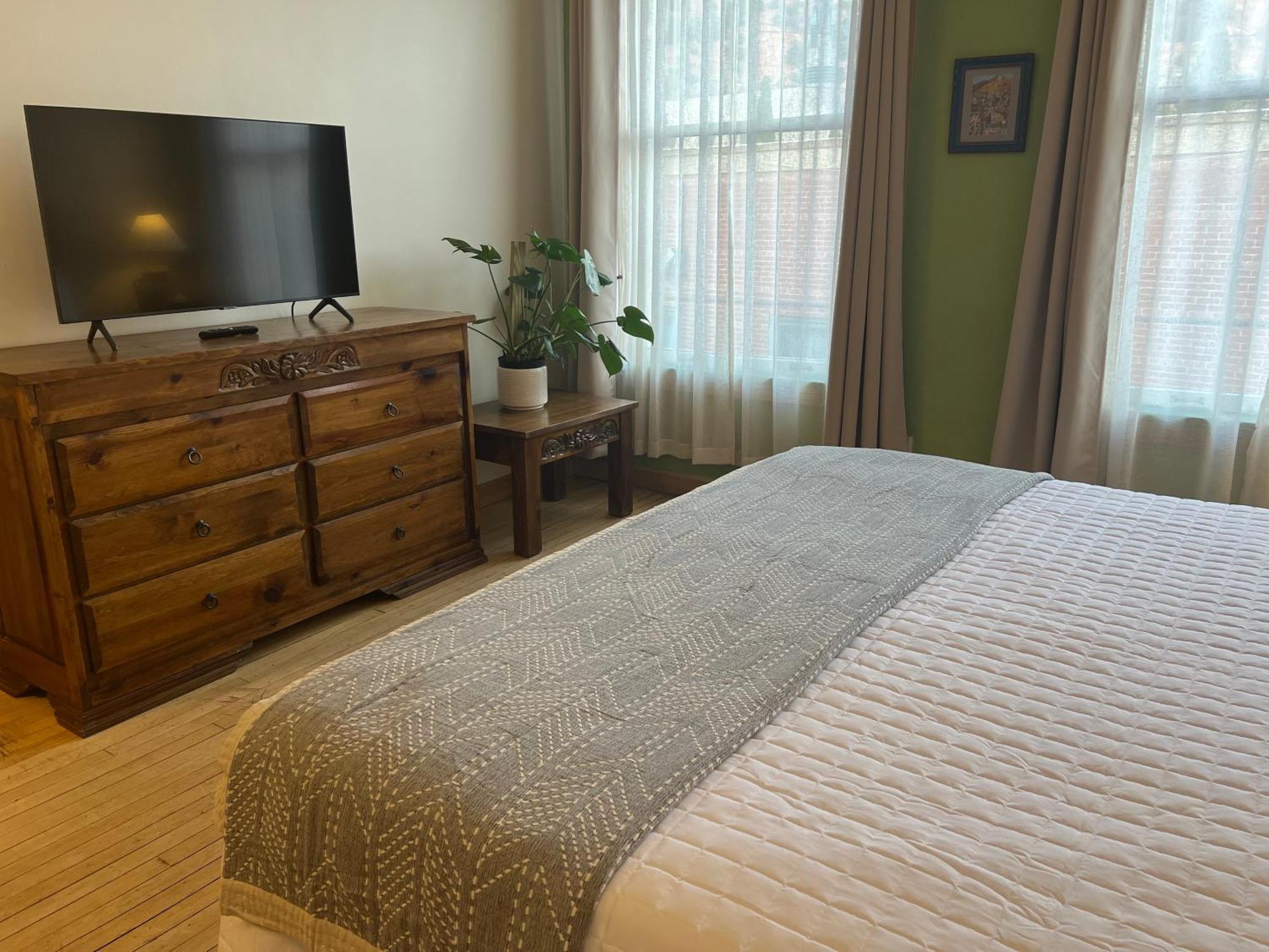 ביסבי Canyon Rose Suites מראה חיצוני תמונה